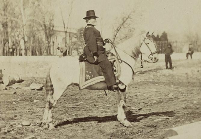 Major General George H. Thomas in uniforme dell'esercito americano a cavallo di un cavallo bianco.