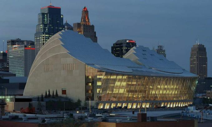 Stampa fotografica di Kauffman Center Hall e Terrace side, in serata, Kansas City in background.