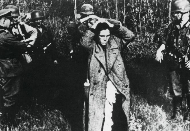 Soldati tedeschi con prigionieri russi, Russia, 1941