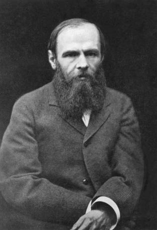 Fotografia in bianco e nero di Dostoevsky, con la barba e indossa un cappotto