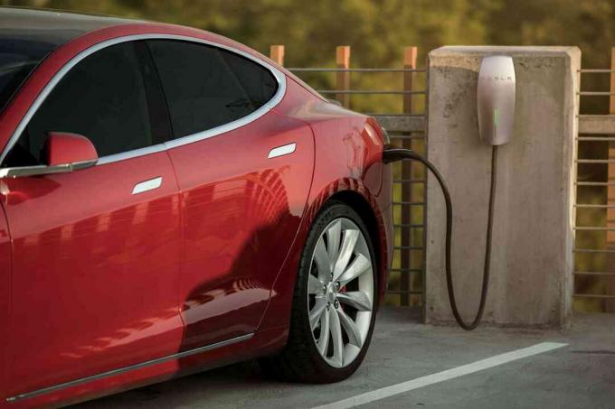 Auto elettrica Tesla Motors in ricarica presso il garage pubblico