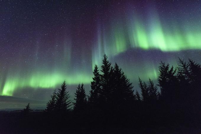 Le linee nell'aurora seguono le linee del campo magnetico terrestre.