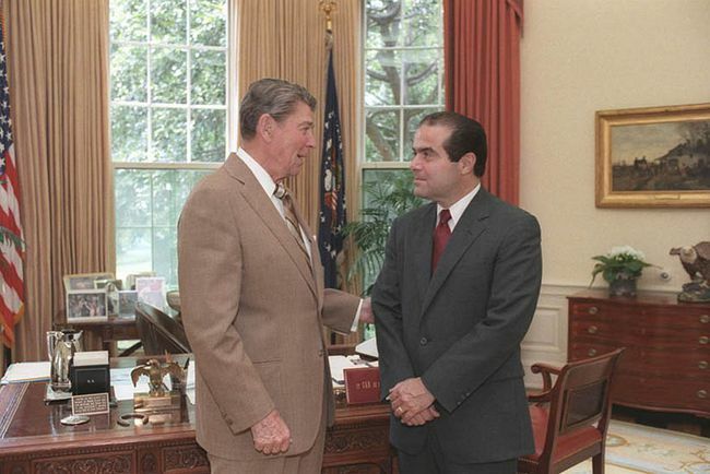 Il presidente Ronald Reagan parla con il candidato alla Corte Suprema Antonin Scalia nell'ufficio ovale, 1986.