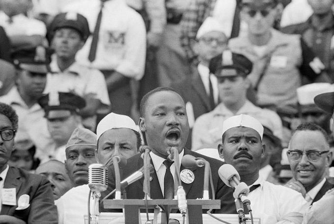 Il dottor Martin Luther King Jr. pronuncia il suo famoso discorso "I Have a Dream" di fronte al Lincoln Memorial durante la Freedom March a Washington nel 1963.