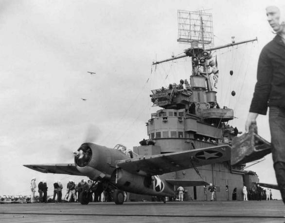 Combattente F4F Wildcat che decolla dalla portaerei USS Ranger.