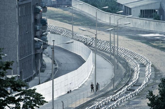 Soldati che pattugliano la Striscia della Morte di Berlino nel 1981.