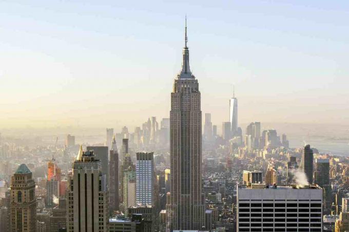 guardando i grattacieli di una città, il grande grattacielo a gradini al centro e il grattacielo argenteo sullo sfondo, guardando verso Lower Manhattan