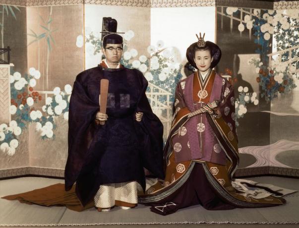 Il principe e la principessa Hitachi indossano abiti tradizionali da matrimonio giapponesi