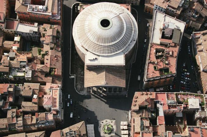 veduta aerea della cupola bianca con un enorme buco rotondo al centro