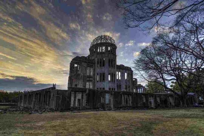 Cupola della bomba atomica di Hiroshima al tramonto
