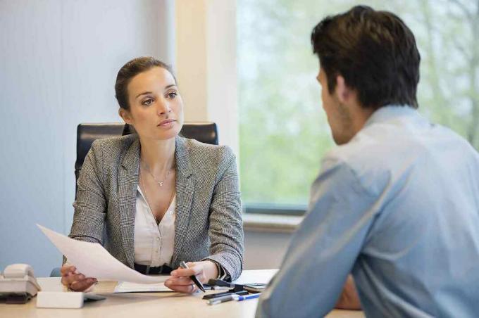 Entrevista tra un hombre y una mujer.