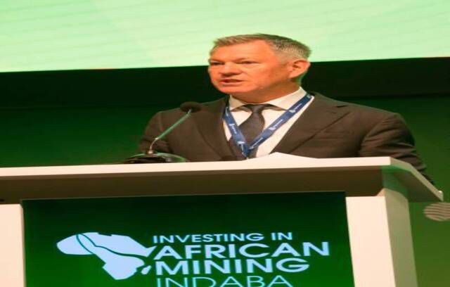 Mike Fraser, COO di South 32, parla durante il primo giorno del Mining Indaba a Cape Town