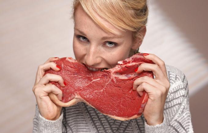 Una via di infezione da antrace consiste nel mangiare carne cruda di un animale infetto.