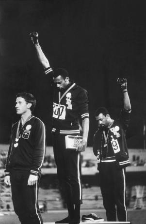 Fotografia dei membri del team americano africano americano Tommie Smith e John Carlos che sollevano i guanti guantati del Black Power come protesta per i diritti civili durante la cerimonia delle medaglie alle Olimpiadi del 1968 a Città del Messico