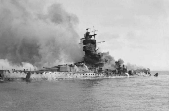 Pocket Battleship Admiral Graf Spee che brucia e parzialmente sommerso nel River Plate