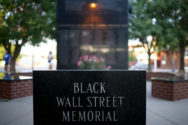 Il memoriale del massacro di Black Wall Street viene mostrato il 18 giugno 2020 a Tulsa, in Oklahoma.