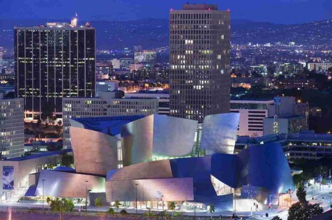 La Disney Concert Hall in metallo twirly di Gehry davanti agli edifici per uffici tradizionali di Los Angeles