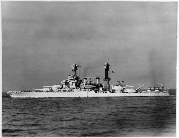 Battleship USS Colorado (BB-45) all'ancora.