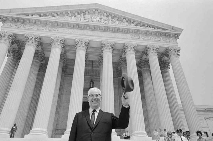 Earl Warren salutando con la mano