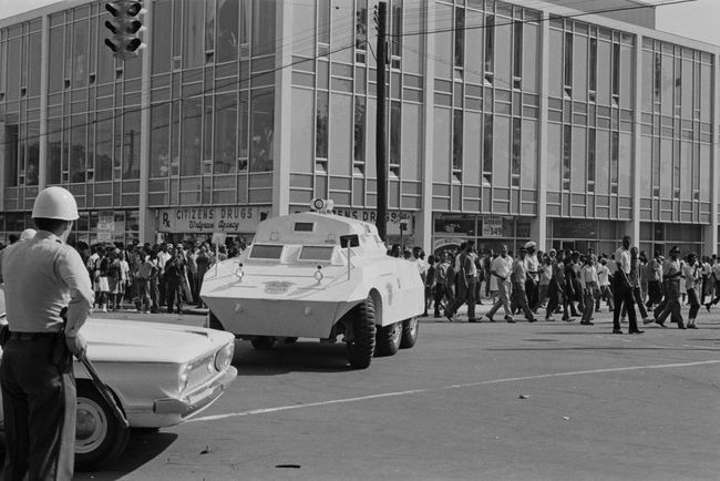 I neri americani marciano all'angolo tra la 16th Street e la 5th Avenue a Birmingham, Alabama, all'inizio della campagna di Birmingham, maggio 1963.