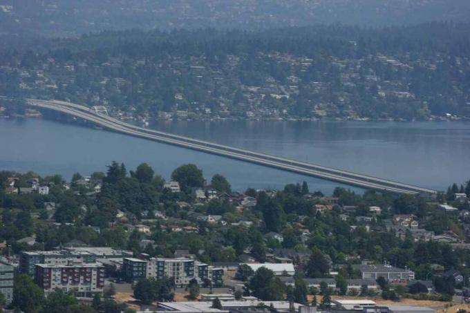 un lungo ponte automobilistico galleggia sull'acqua per collegare due masse terrestri