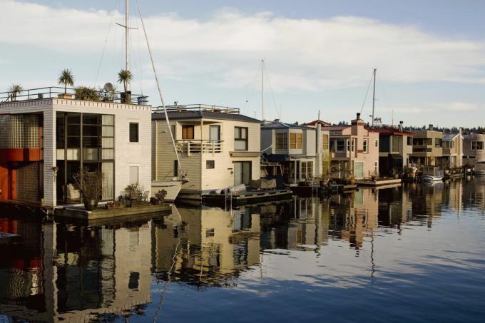 case e barche lungo la riva dell'acqua