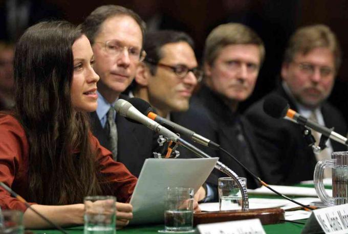 Fotografia della cantante Alanis Morissette che testimonia davanti a un comitato del Senato degli Stati Uniti.
