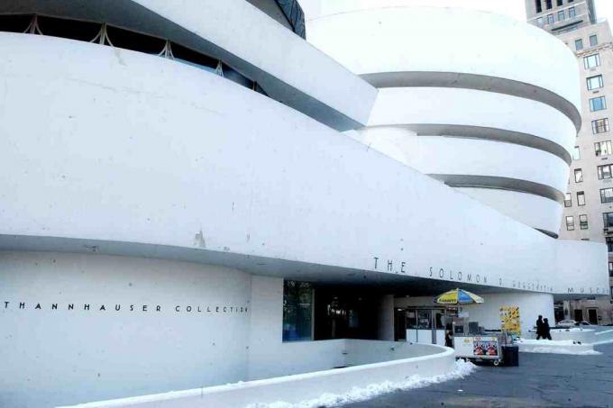 Il Museo Guggenheim di Frank Lloyd Wright The Solomon R. Il Museo Guggenheim di Frank Lloyd Wright fu aperto il 21 ottobre 1959