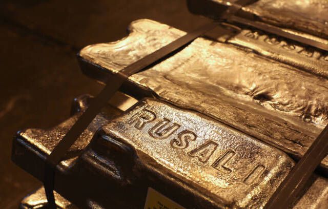 Il logo Rusal si trova su lingotti di alluminio prima della distribuzione presso l'impianto di fusione dell'alluminio di Irkutsk, gestito da United Co. Rusal, a Shelekhov, Russia