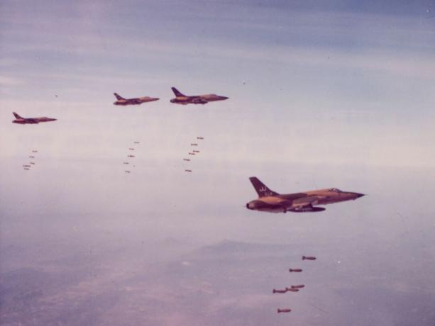 Quattro F-105 in bomba mimetica verde e marrone Vietnam del Nord.