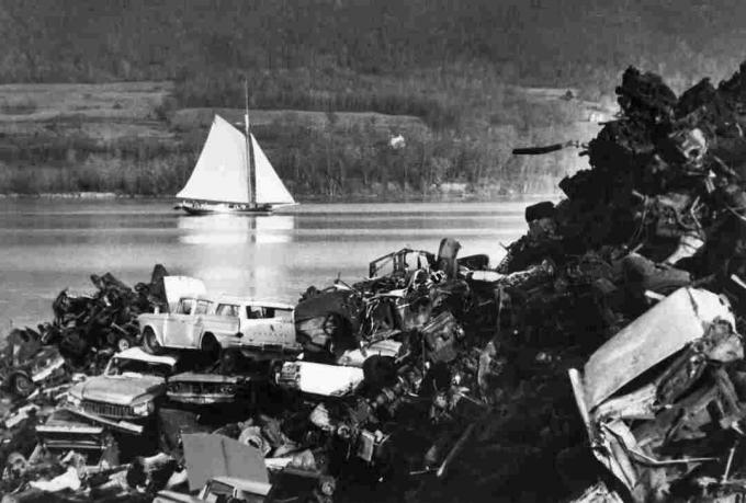Lo sloop di Pete Seeger Clearwater, navigando oltre una discarica.