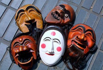 Un mucchio di tradizionali maschere coreane di Hahoe, utilizzate per feste e rituali.