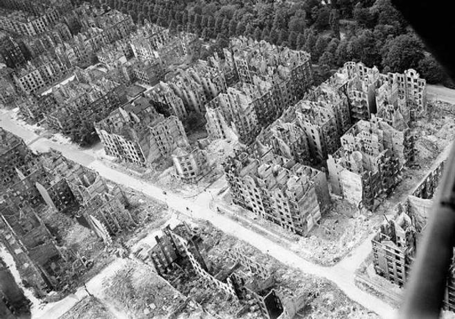 Foto aerea di edifici danneggiati dalle bombe.