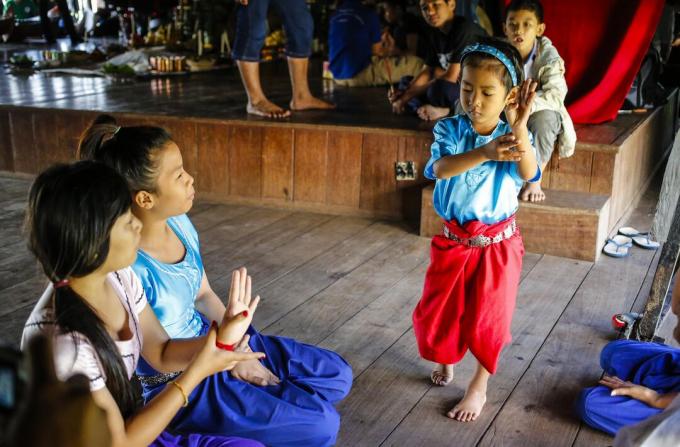 Bambino che impara la danza tradizionale in Cambogia