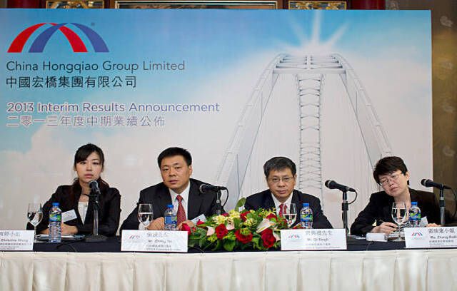 Dirigenti di China Hongqiao Group, Ltd. partecipare alla conferenza stampa sugli utili dell'azienda a Hong Kong, Cina