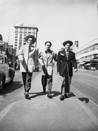 Fotografia di tre uomini che sfoggiano variazioni sulla tuta zoot.