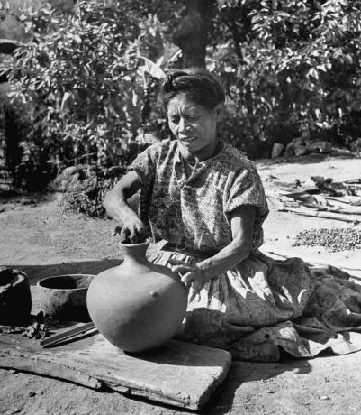 Una donna Maya che produce ceramiche, 1947