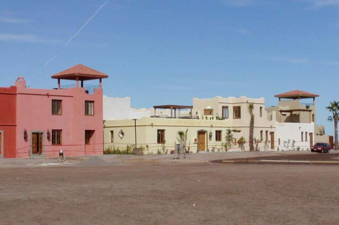 foto di strada di colorati edifici di terra in stile spagnolo