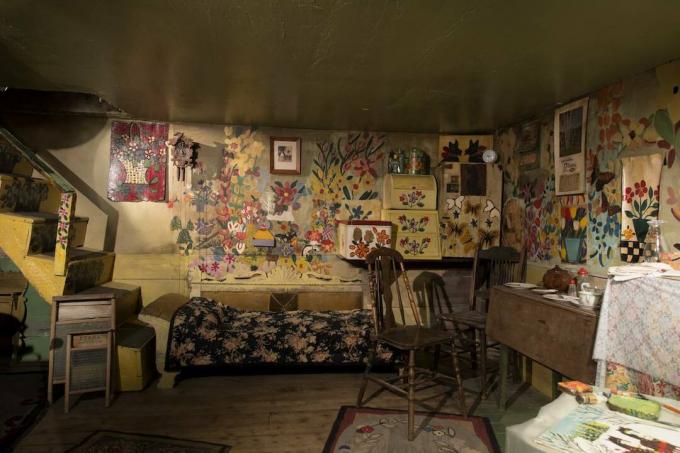 L'interno dipinto della casa di Maud Lewis, così come è conservato nella Galleria d'arte della Nuova Scozia.