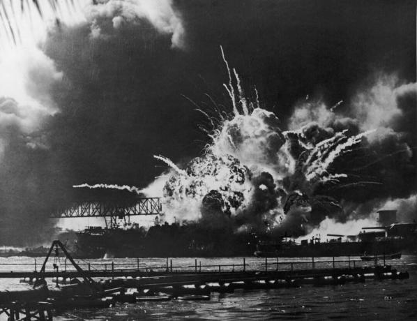 Una vista della USS Shaw che esplode alla base navale degli Stati Uniti, Pearl Harbor, Hawaii,