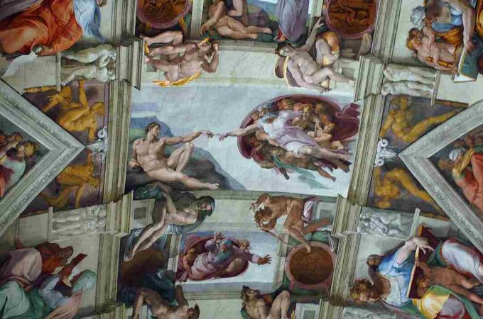 gli affreschi del soffitto raffigurano non solo la genesi dell'uomo, ma anche la falsa cornice delle travi del soffitto e delle casse