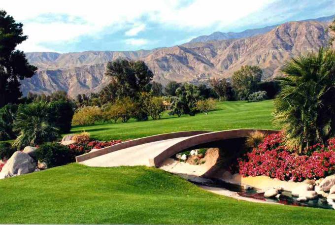 Un ponte attraversa un ruscello sul campo da golf che domina le montagne della California meridionale.