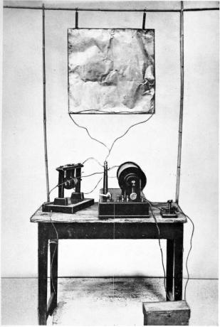 Fotografia del primo trasmettitore radio dell'inventore Guglielmo Marconi
