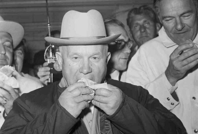 Nikita Krusciov che mangia un hot dog.