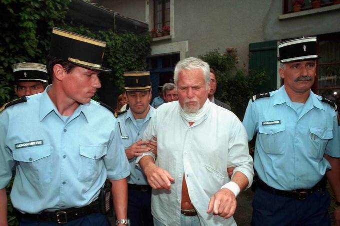 Ira Einhorn è stato portato alla polizia alle 8 di sera dopo l'annuncio della sua estradizione.