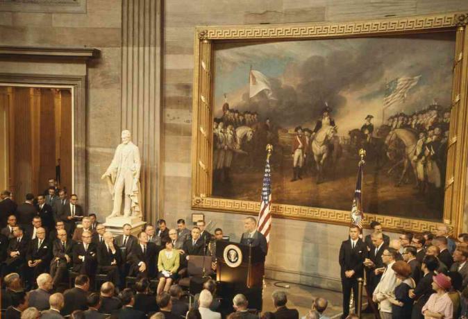 Il presidente Johnson prima di un dipinto di John Trumbull