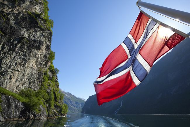 Bandiera norvegese sul traghetto nel fiordo di Geiranger, Norvegia