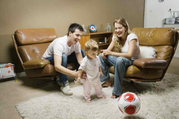 Familia conformada por padres jóvenes and infante.