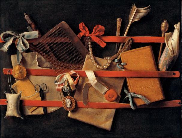 Pittura realistica di quaderni, perle, un pettine, una piuma e altri effimeri