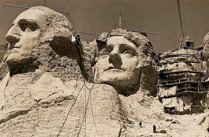 Monte Rushmore in costruzione